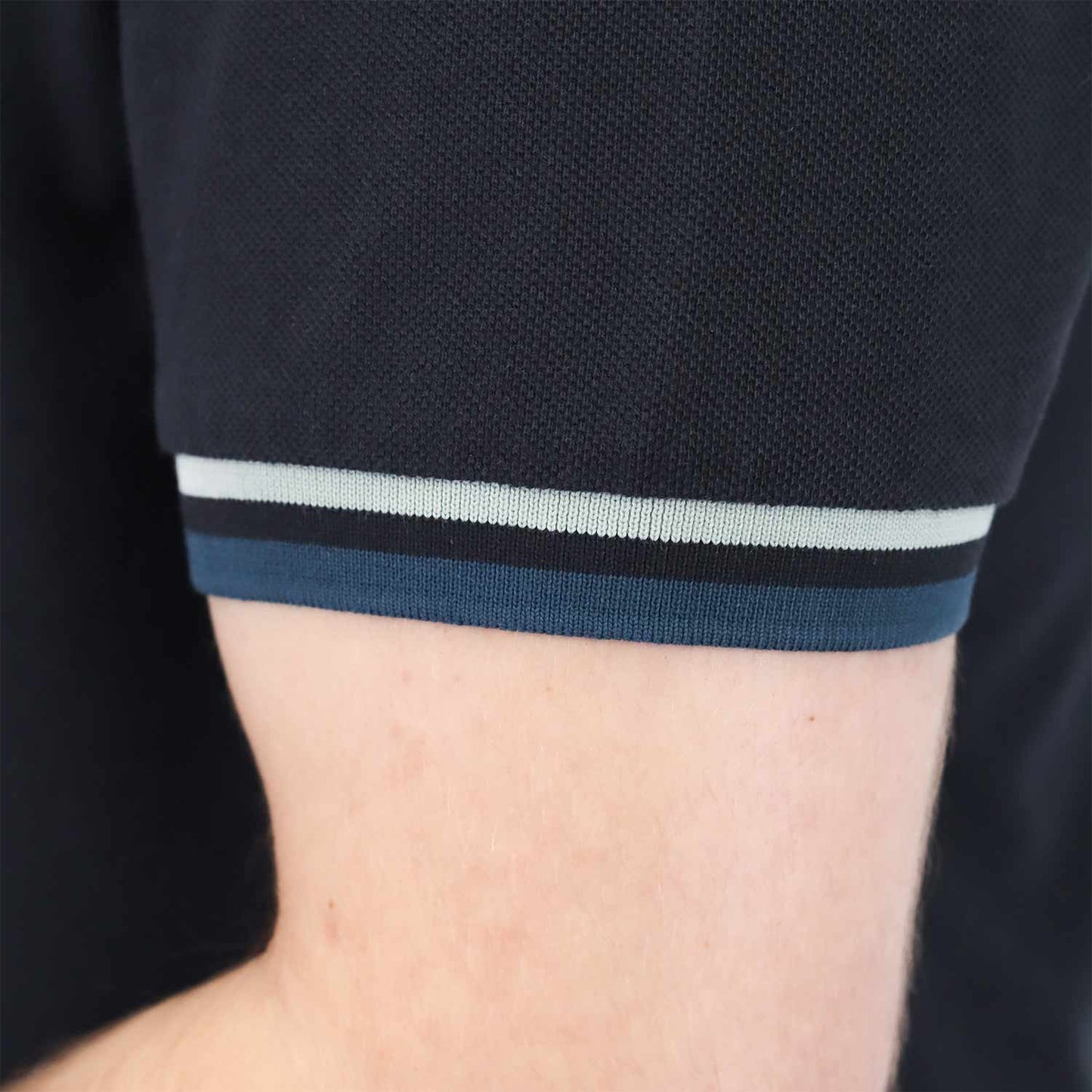 قميص بولو رجالي عالي الأداء بقصّة Slim Fit مطرز بنقشة أسد