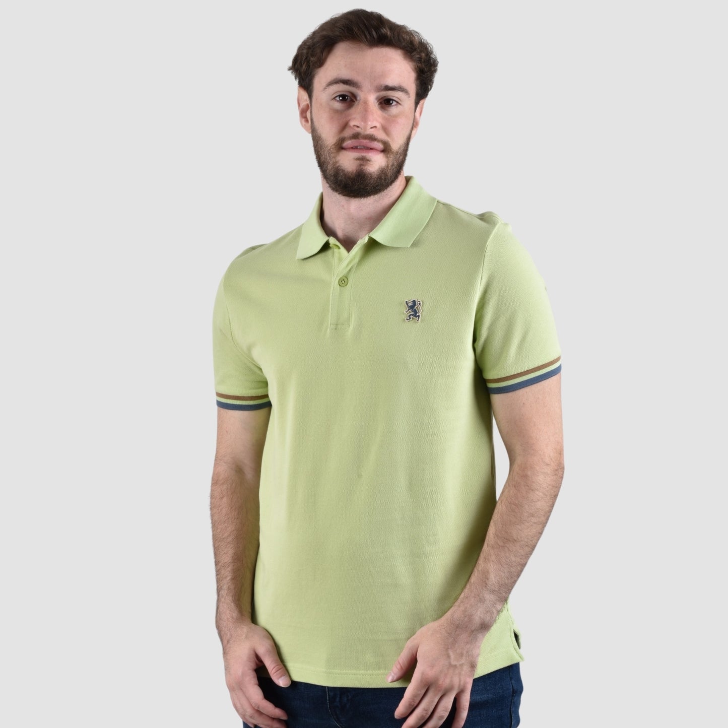قميص بولو رجالي عالي الأداء بقصّة Slim Fit مطرز بنقشة أسد