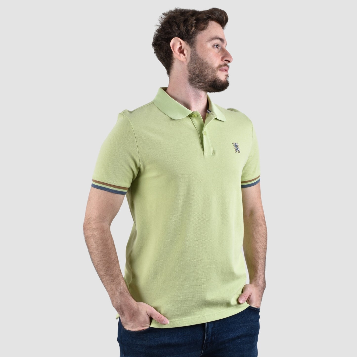 قميص بولو رجالي عالي الأداء بقصّة Slim Fit مطرز بنقشة أسد