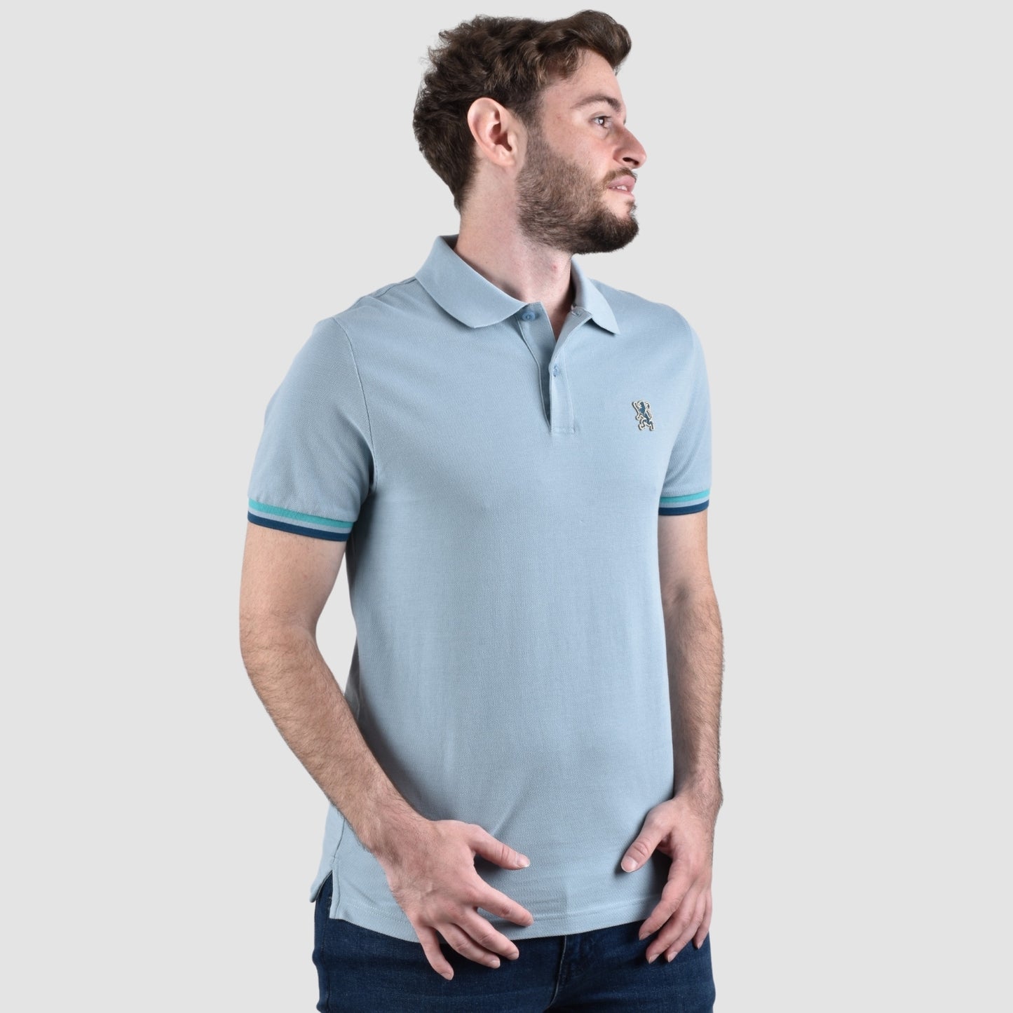 قميص بولو رجالي عالي الأداء بقصّة Slim Fit مطرز بنقشة أسد