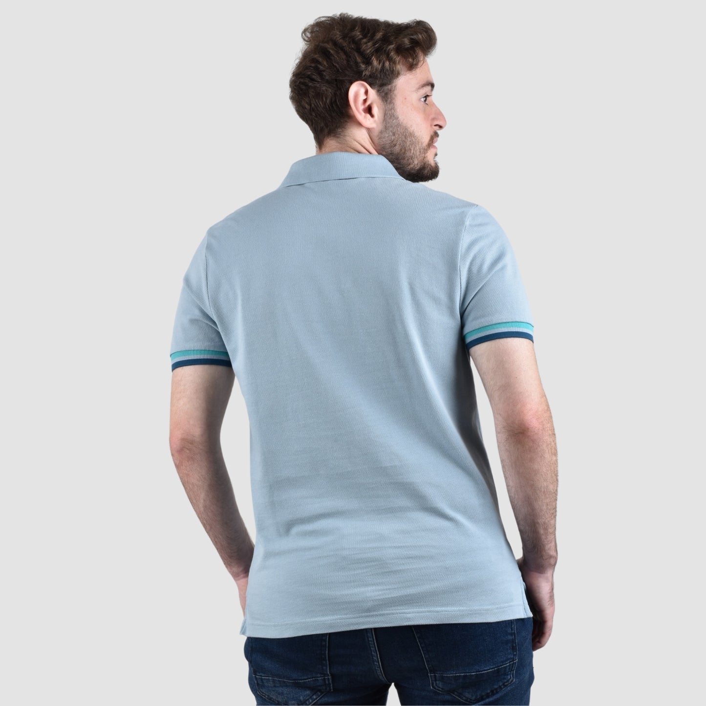 قميص بولو رجالي عالي الأداء بقصّة Slim Fit مطرز بنقشة أسد