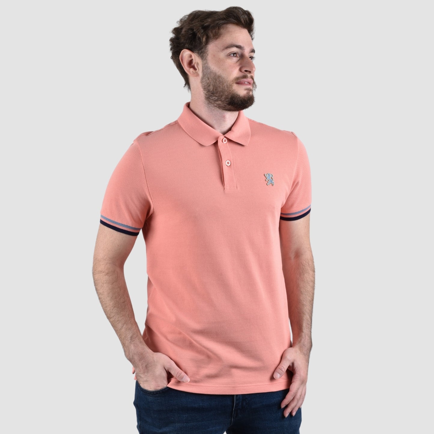قميص بولو رجالي عالي الأداء بقصّة Slim Fit مطرز بنقشة أسد
