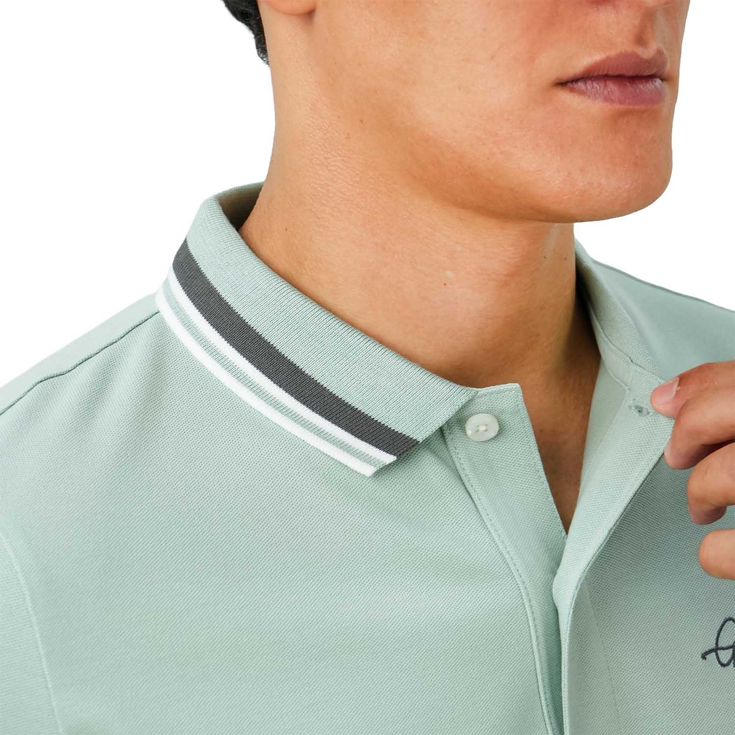 قميص بولو رجالي كلاسيكي بقصّة Slim Fit مع تطريز مميز