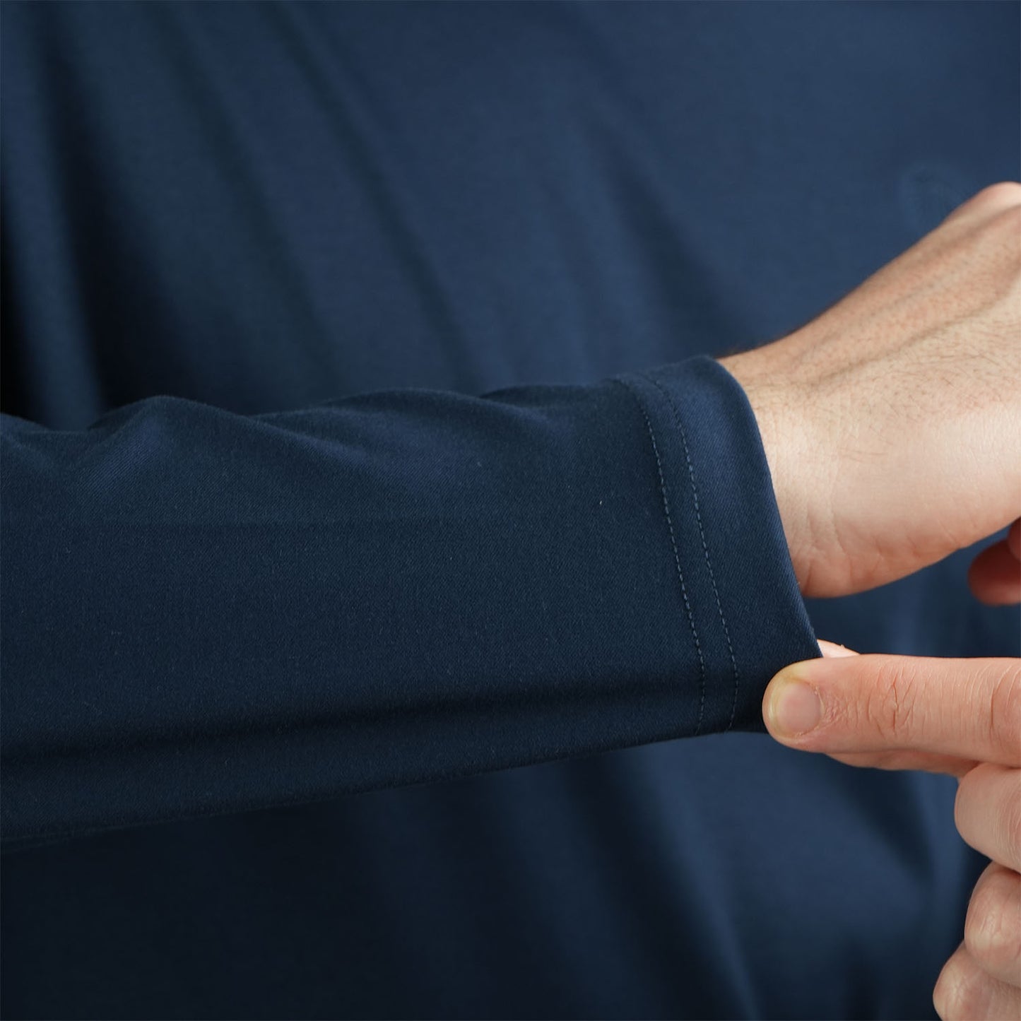 تي شيرت رجالي أنيق بأكمام طويلة وياقة دائرية متشابكة وتطريز سائل اللمس