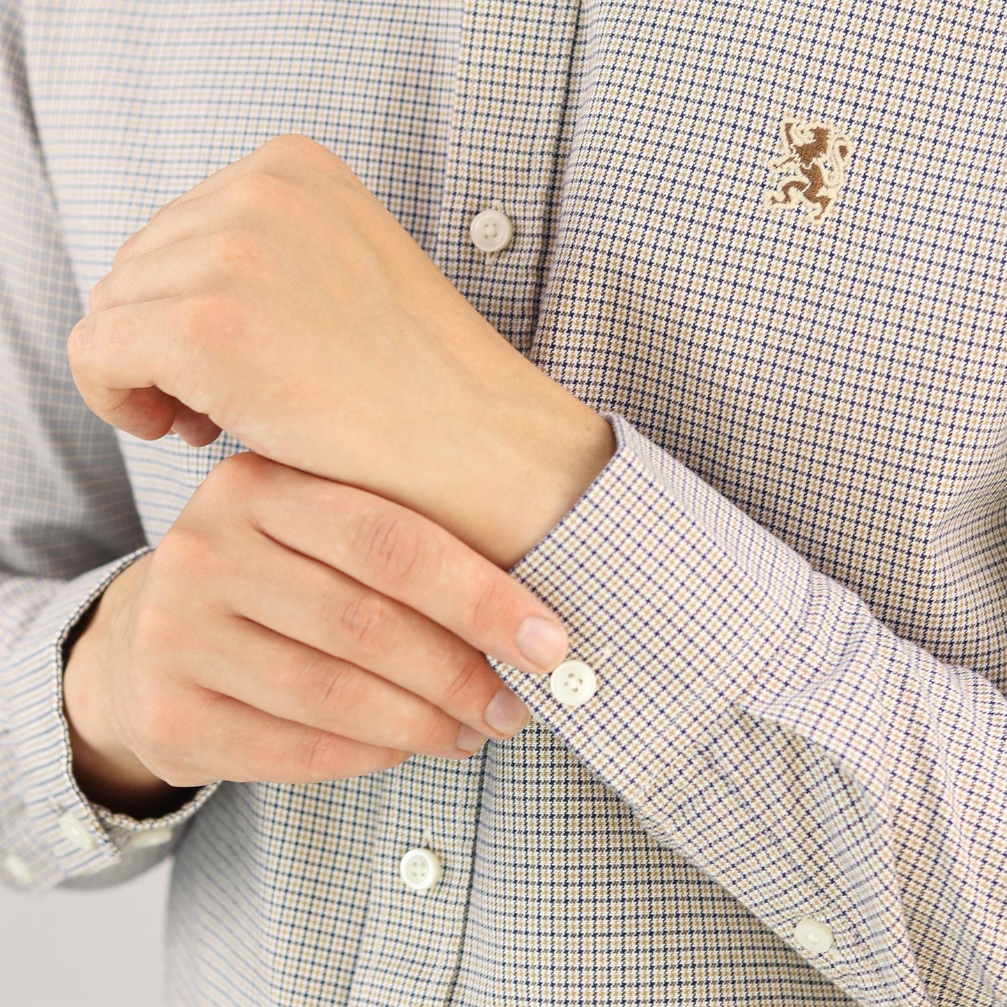 Men's Shirt With Small Lion Embroidery