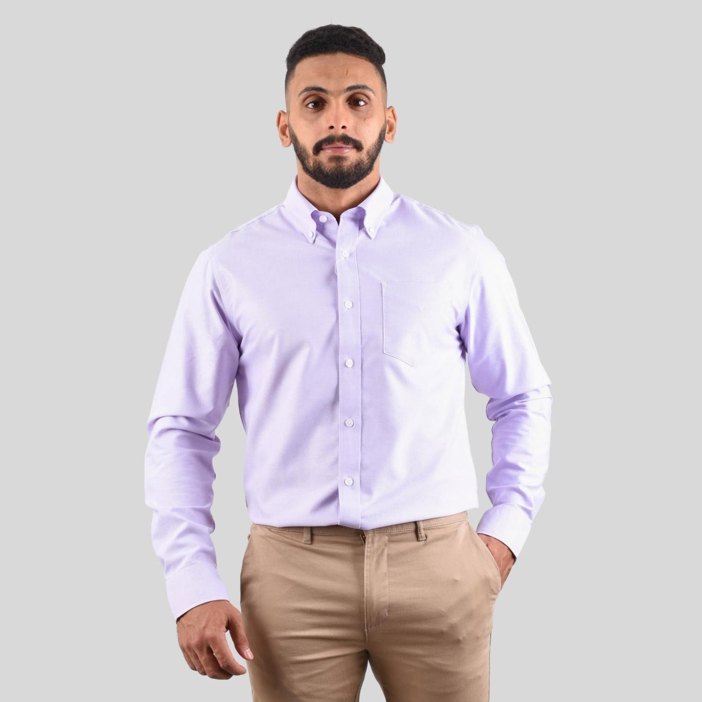 قميص رجالي خالٍ من التجاعيد