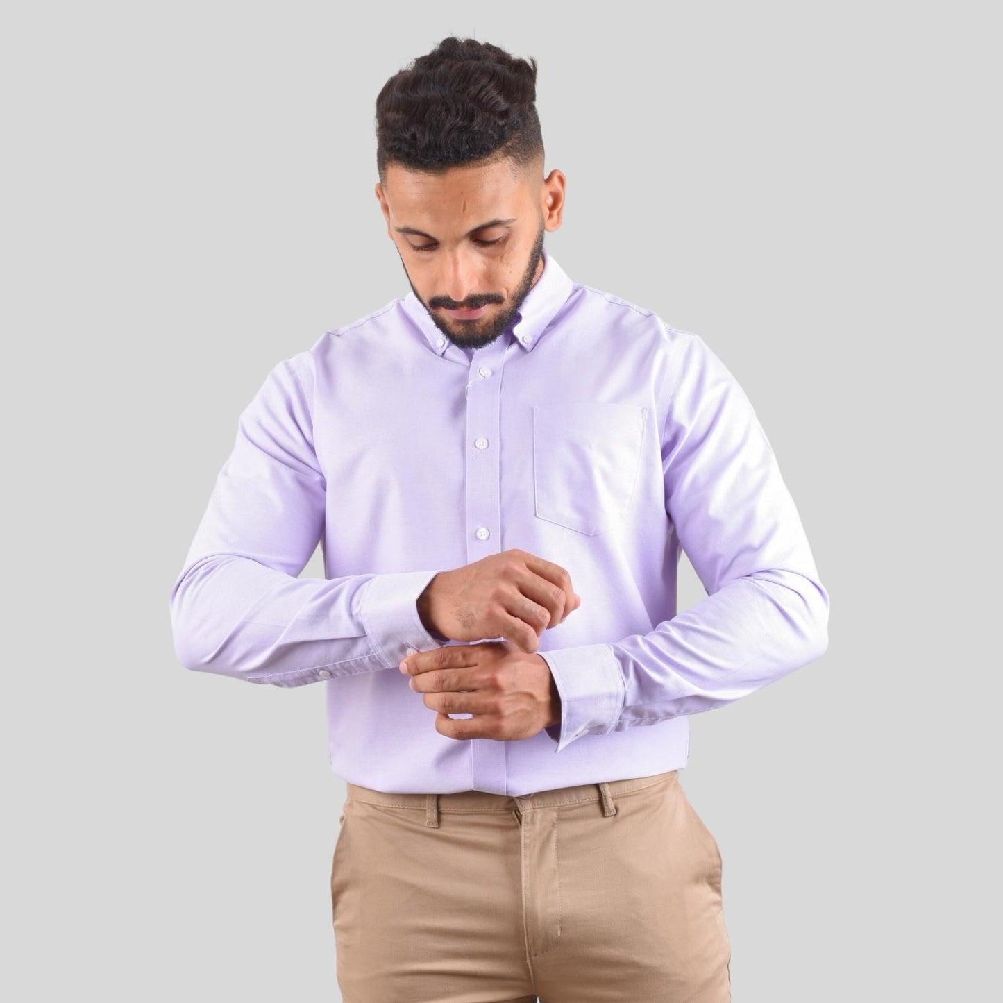 قميص رجالي خالٍ من التجاعيد