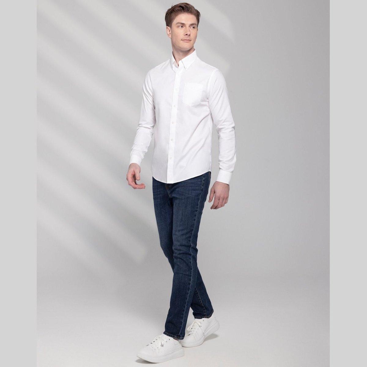 Giordano wrinkle free cotton shirt for men in white with long sleeves and a button-down collar