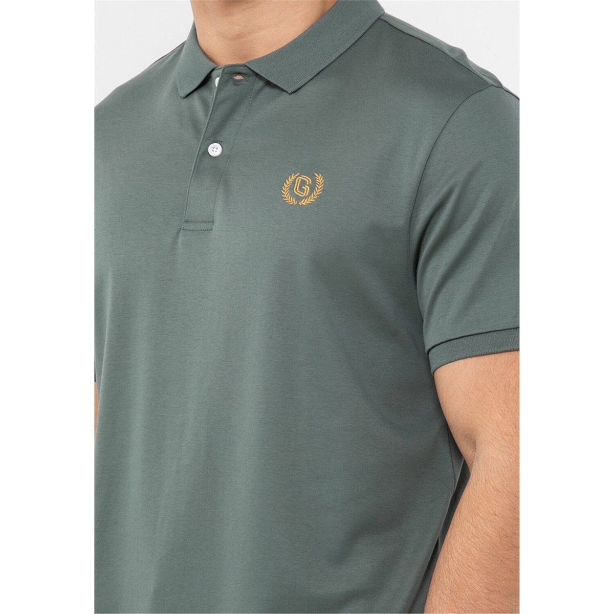 Men's Liquid Touch Polo: Slim Fit Comfort & Lasting Color - Giordano
