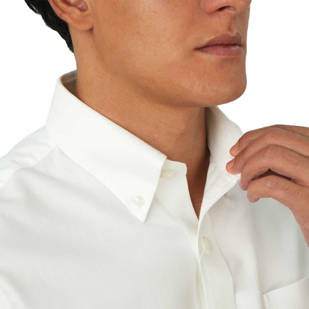 Giordano men's wrinkle-free oxford shirt in white with button-down collar close-up