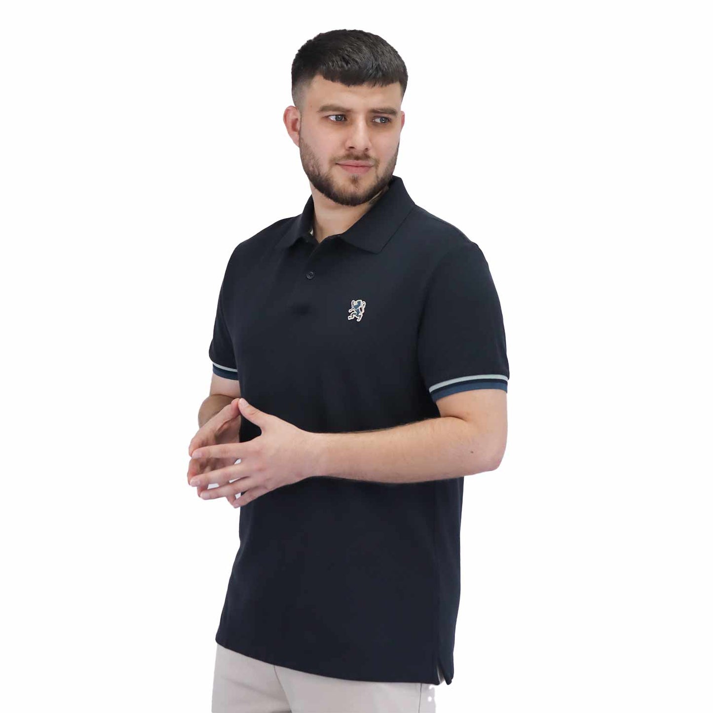 قميص بولو رجالي عالي الأداء بقصّة Slim Fit مطرز بنقشة أسد