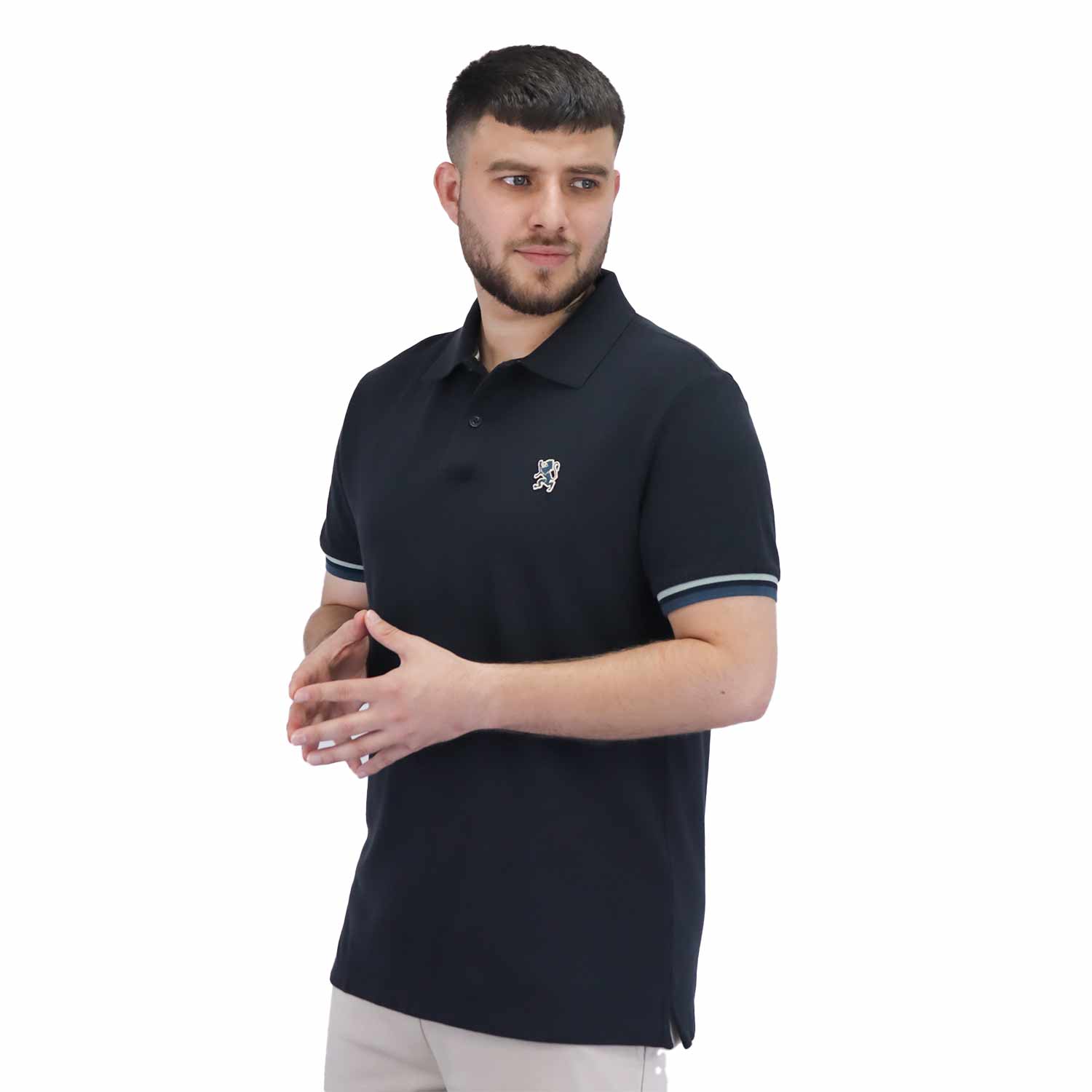 قميص بولو رجالي عالي الأداء بقصّة Slim Fit مطرز بنقشة أسد