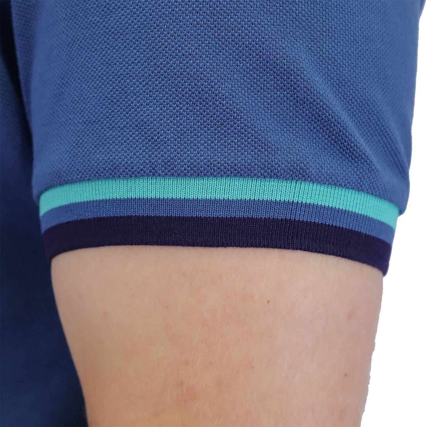 قميص بولو رجالي عالي الأداء بقصّة Slim Fit مطرز بنقشة أسد