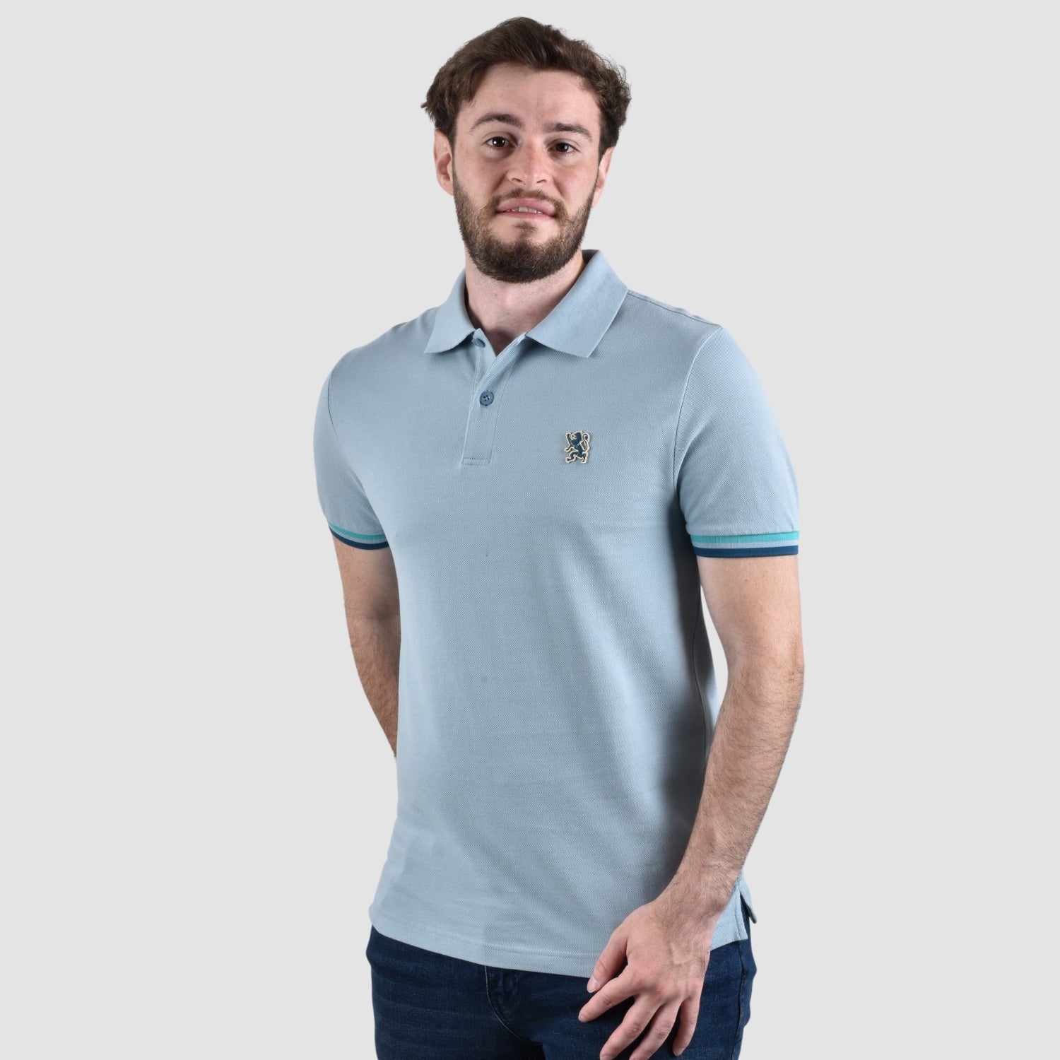 قميص بولو رجالي عالي الأداء بقصّة Slim Fit مطرز بنقشة أسد