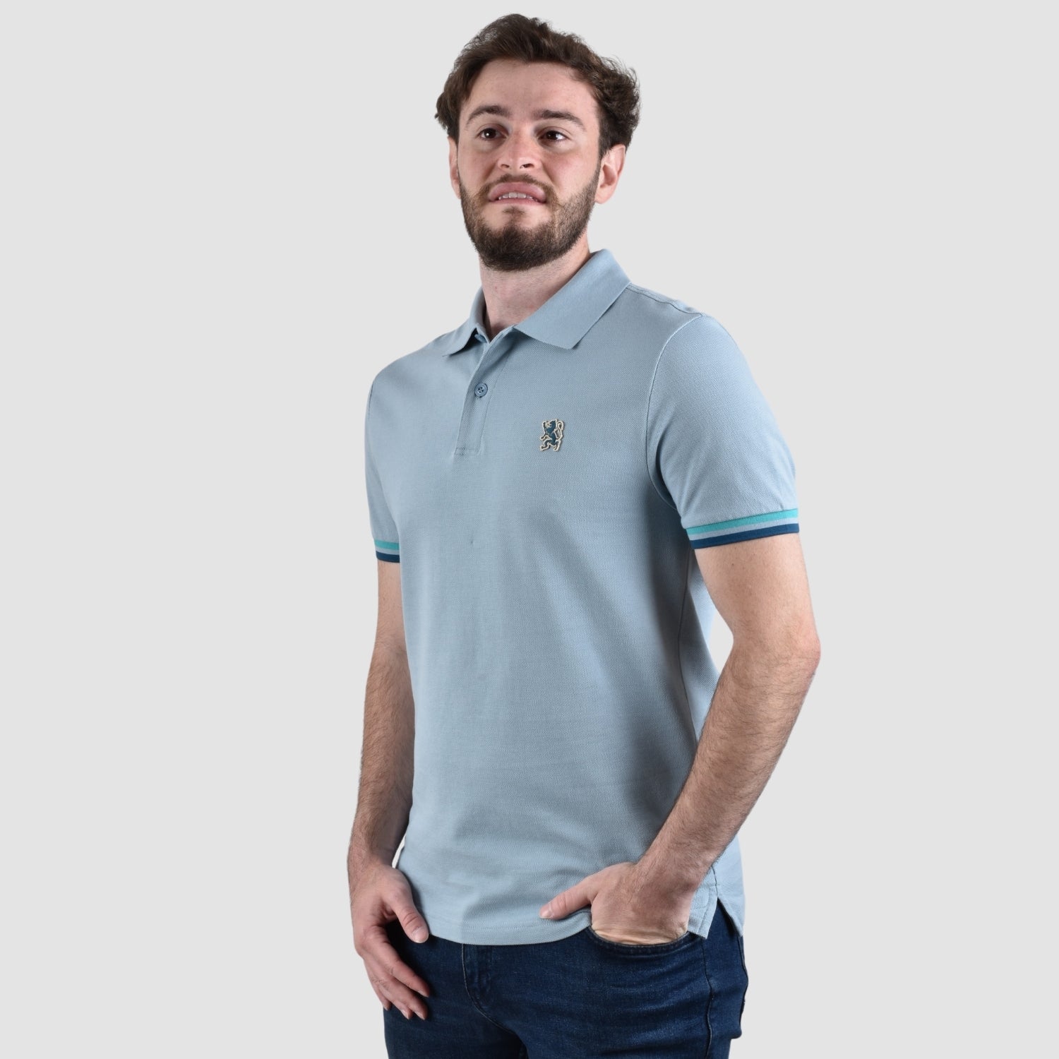 قميص بولو رجالي عالي الأداء بقصّة Slim Fit مطرز بنقشة أسد