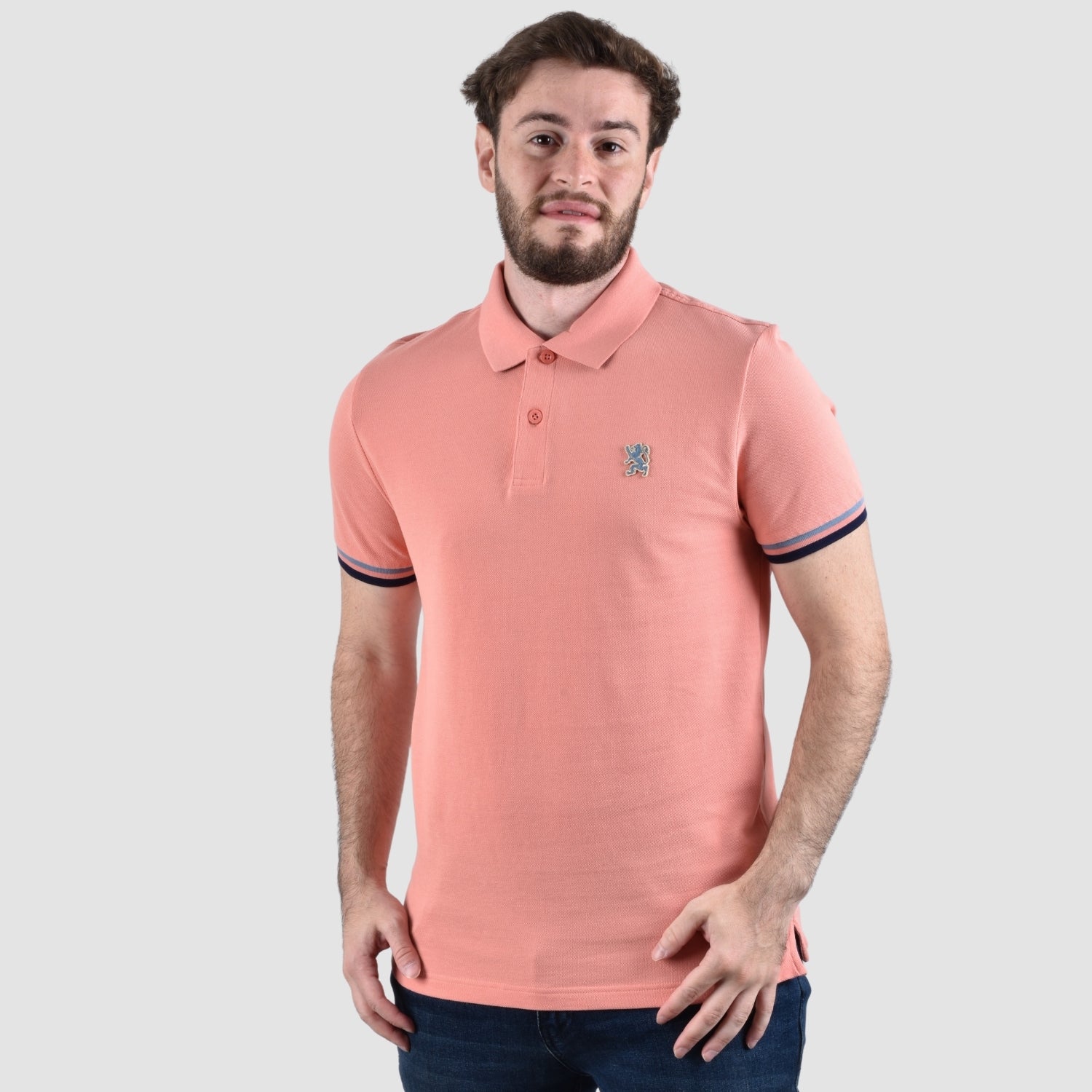 قميص بولو رجالي عالي الأداء بقصّة Slim Fit مطرز بنقشة أسد