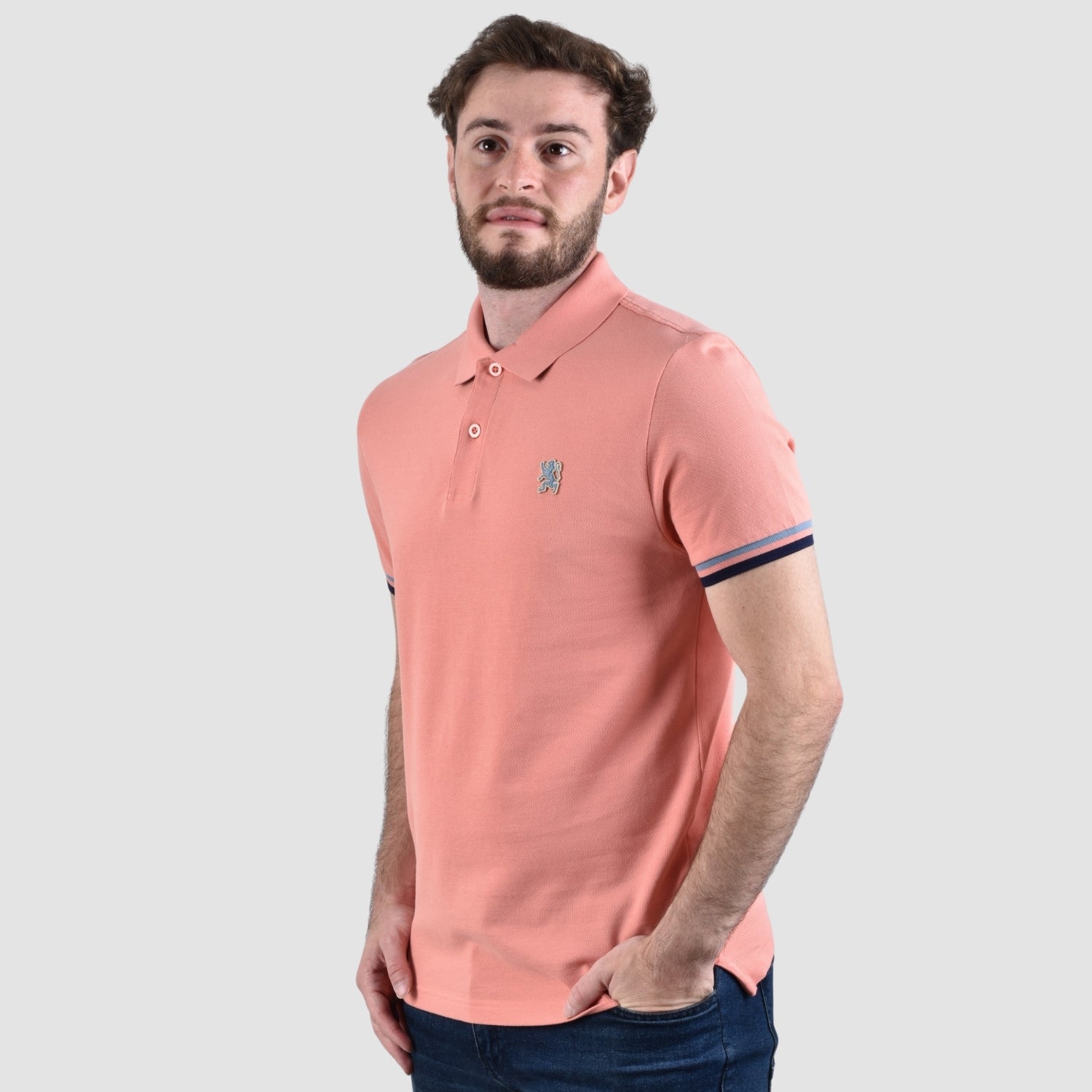 قميص بولو رجالي عالي الأداء بقصّة Slim Fit مطرز بنقشة أسد