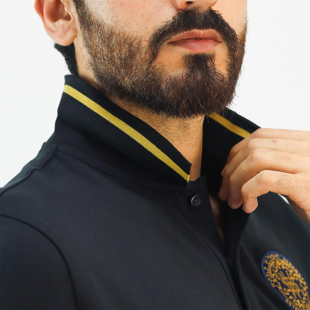 قميص بولو رجالي باللون الدموي