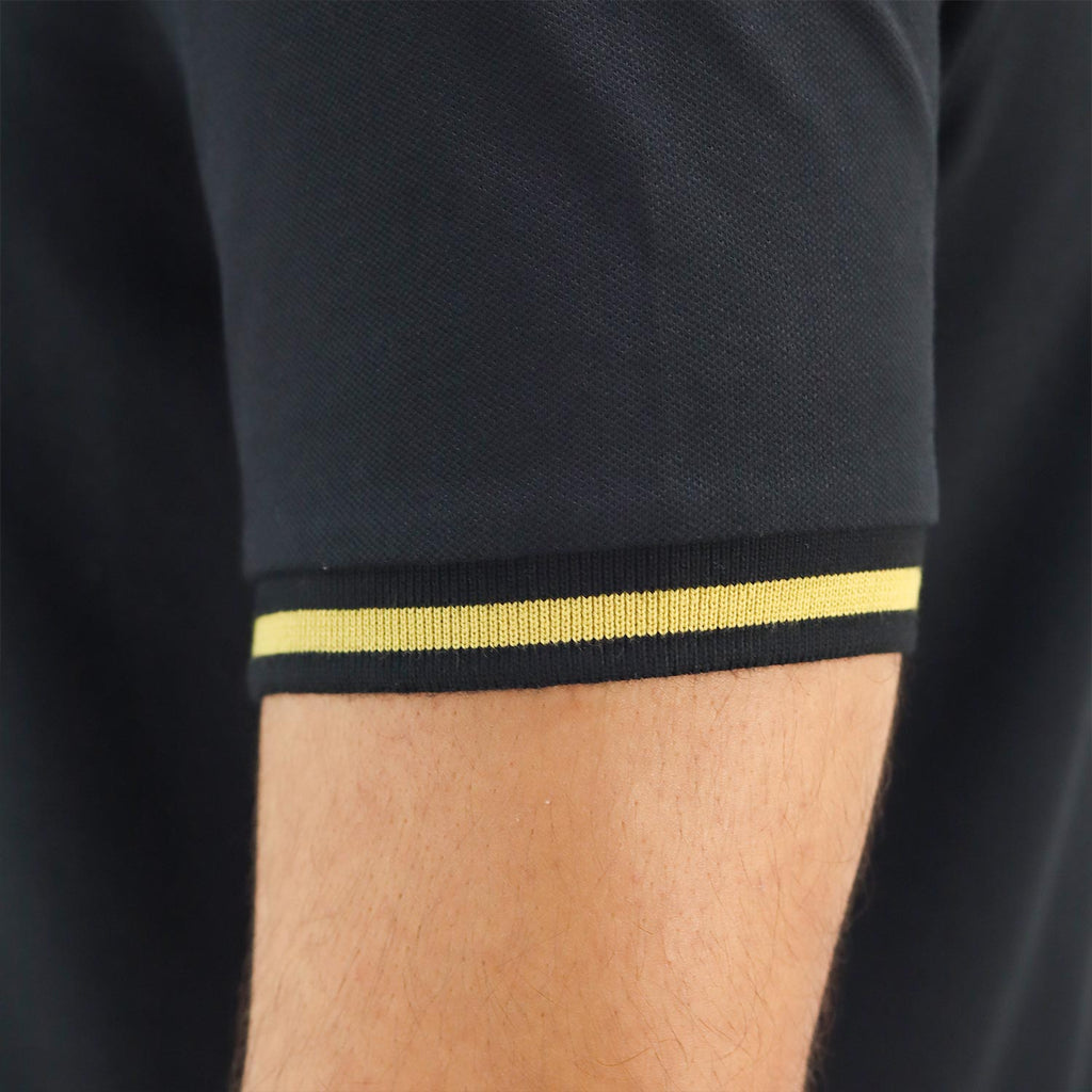 قميص بولو رجالي باللون الدموي