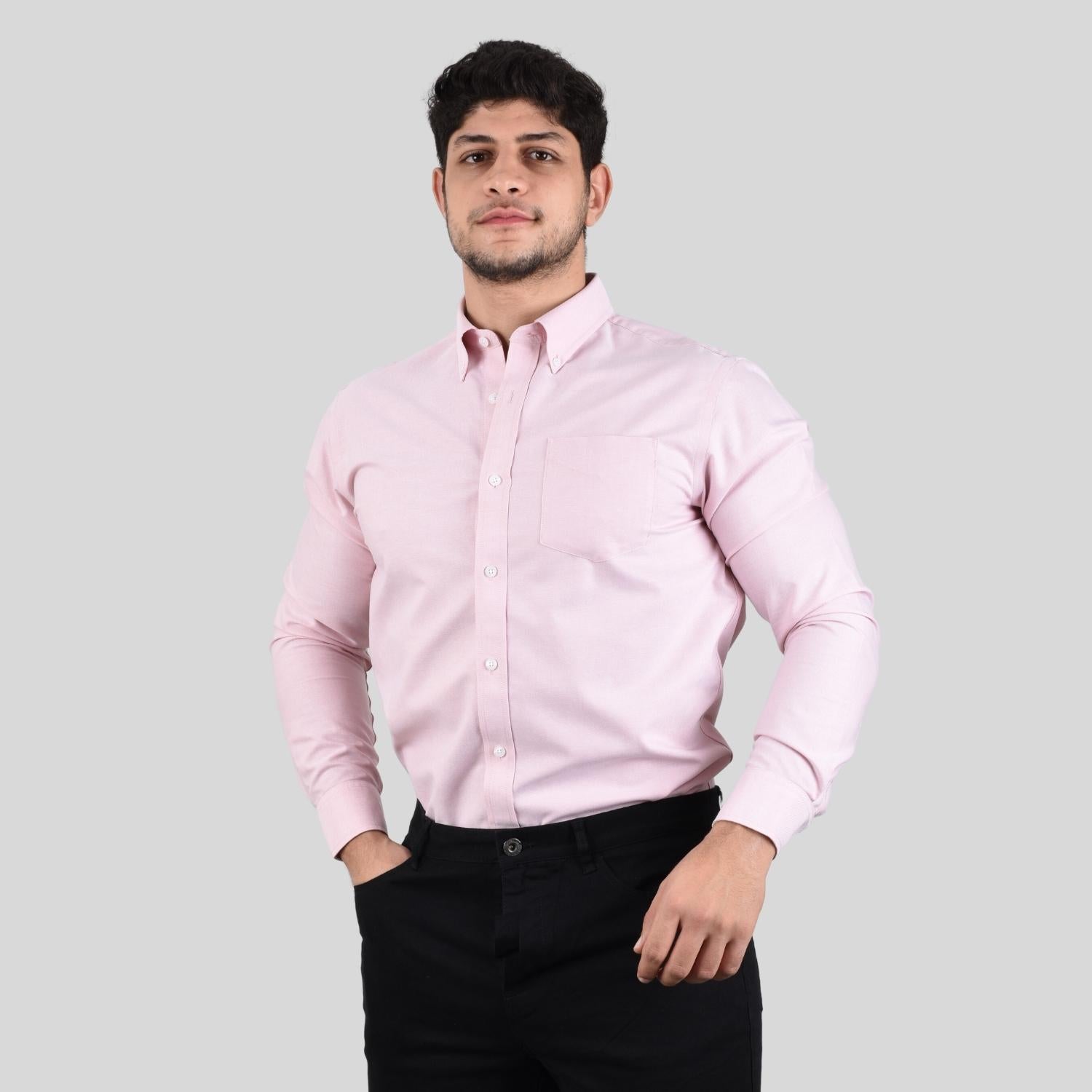 قميص رجالي خالٍ من التجاعيد