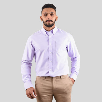 قميص رجالي خالٍ من التجاعيد