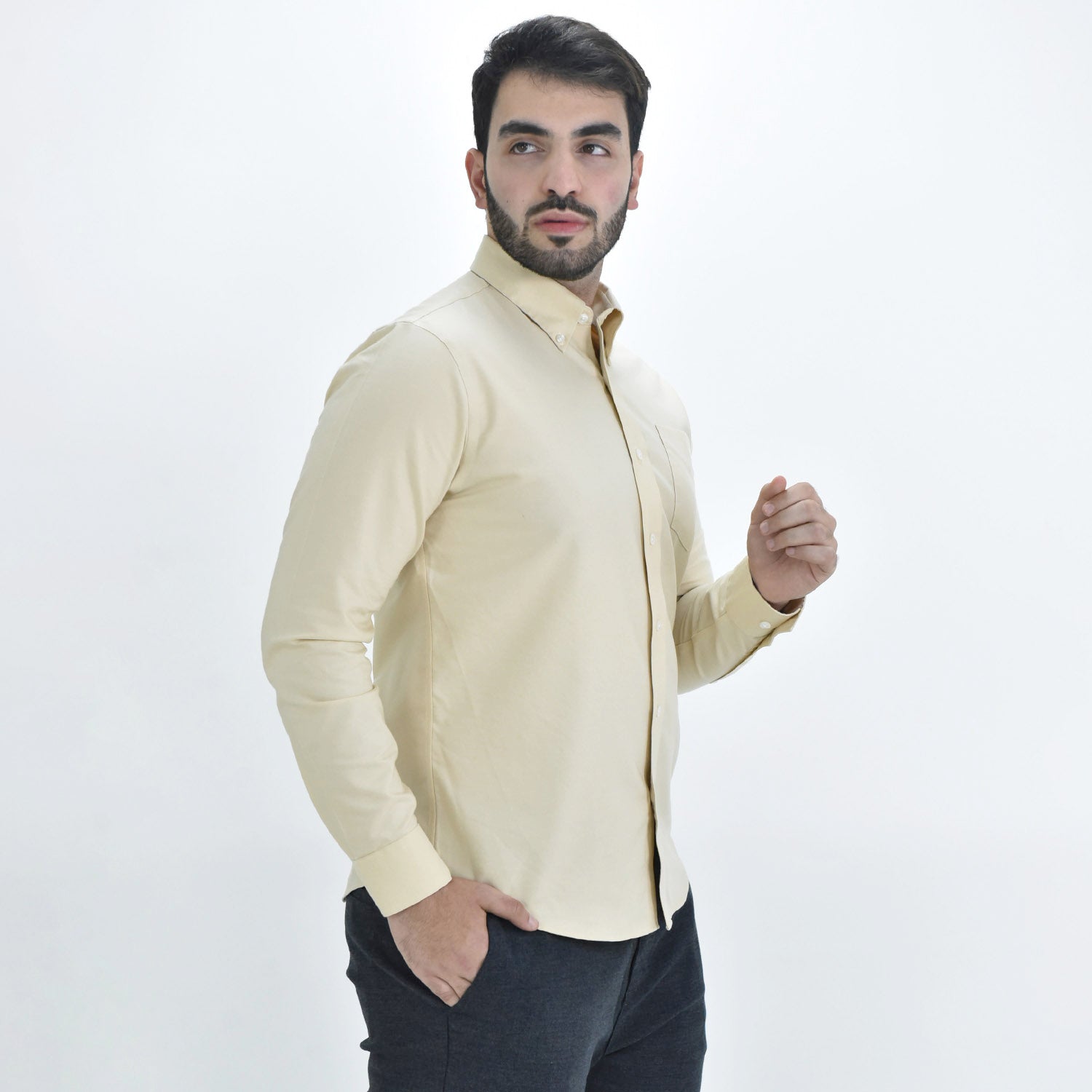 قميص رجالي خالٍ من التجاعيد