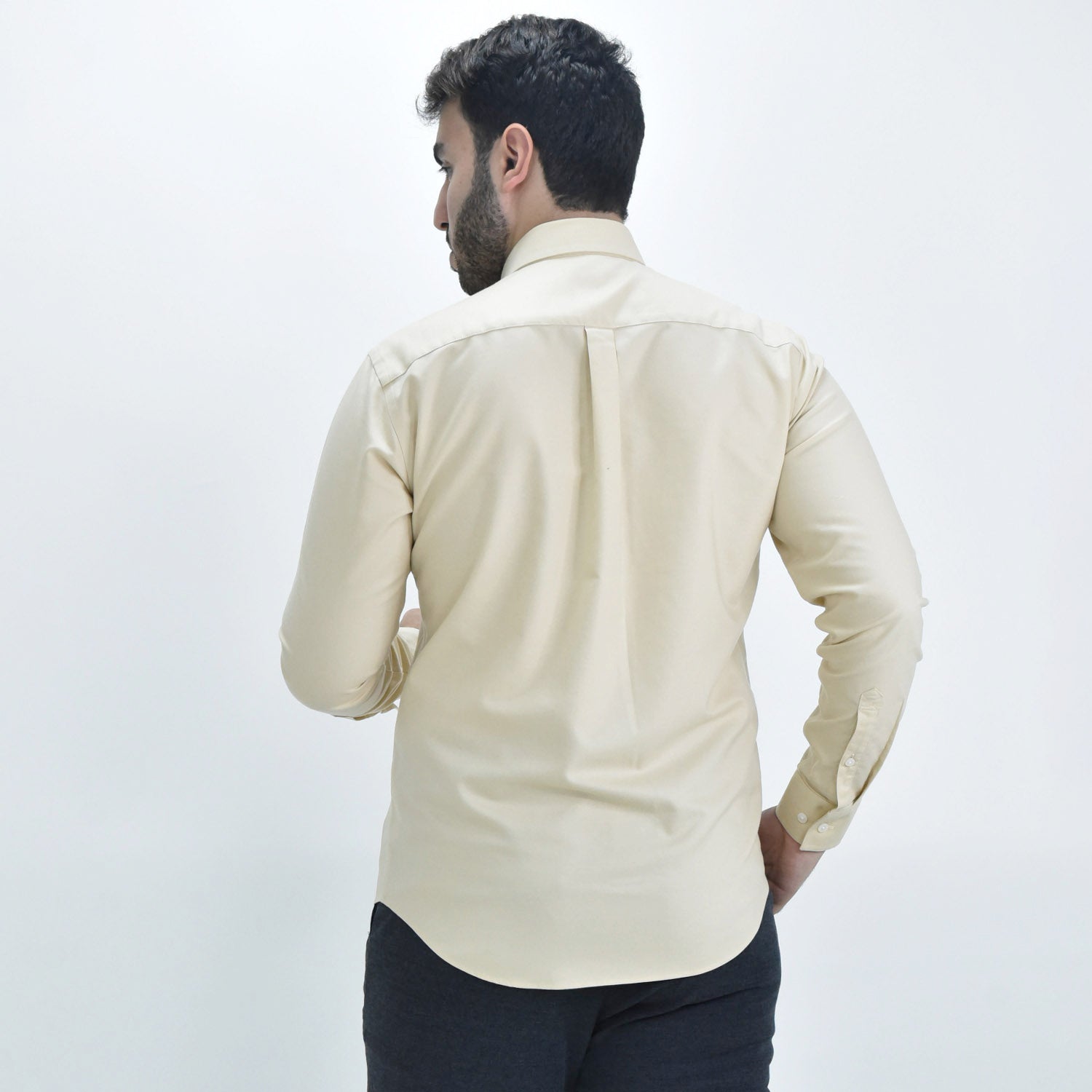 قميص رجالي خالٍ من التجاعيد