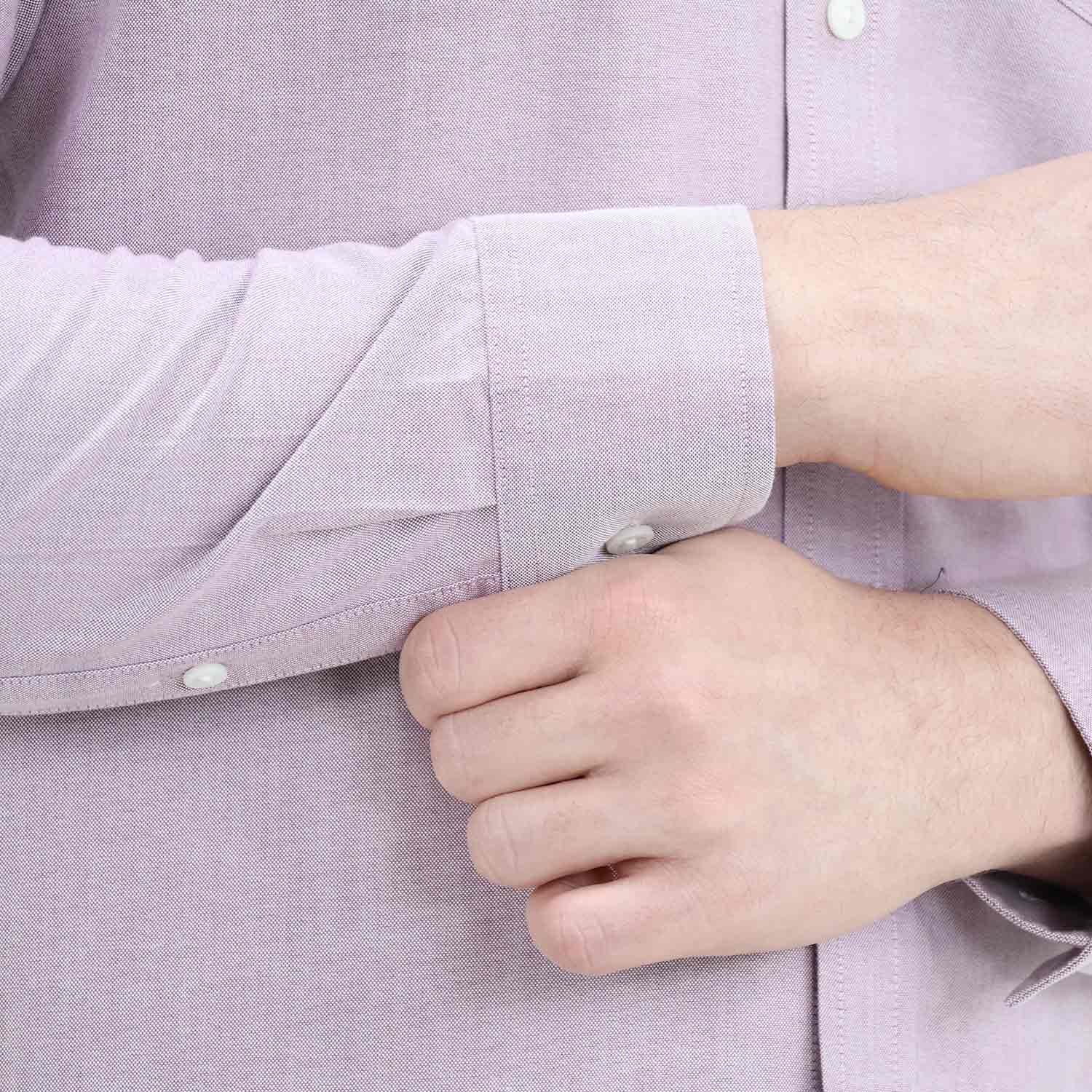 قميص رجالي خالٍ من التجاعيد