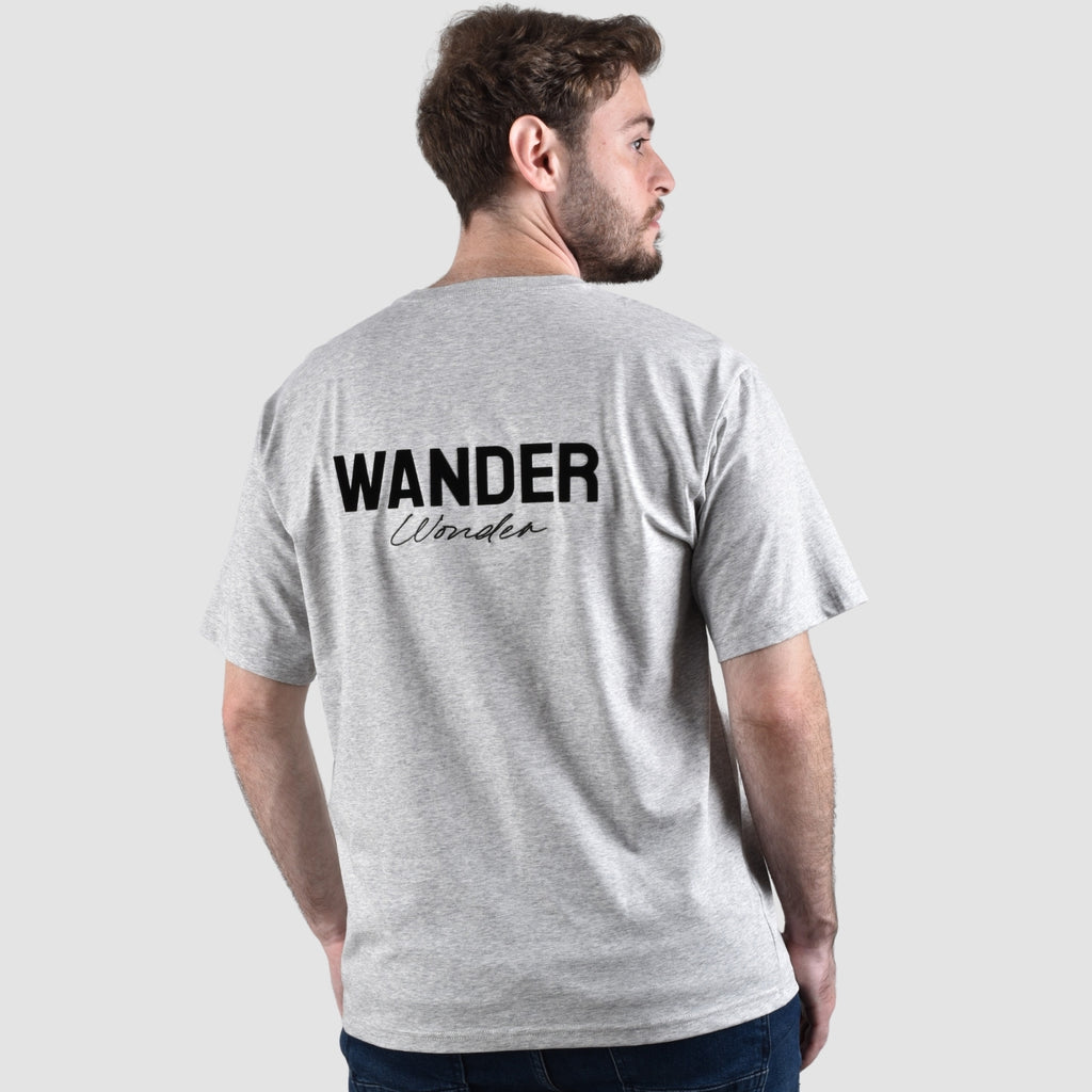 تي شيرت رجالي من مجموعة Wander Wonder Collection بقصة مريحة وقبة دائرية وأكمام قصيرة