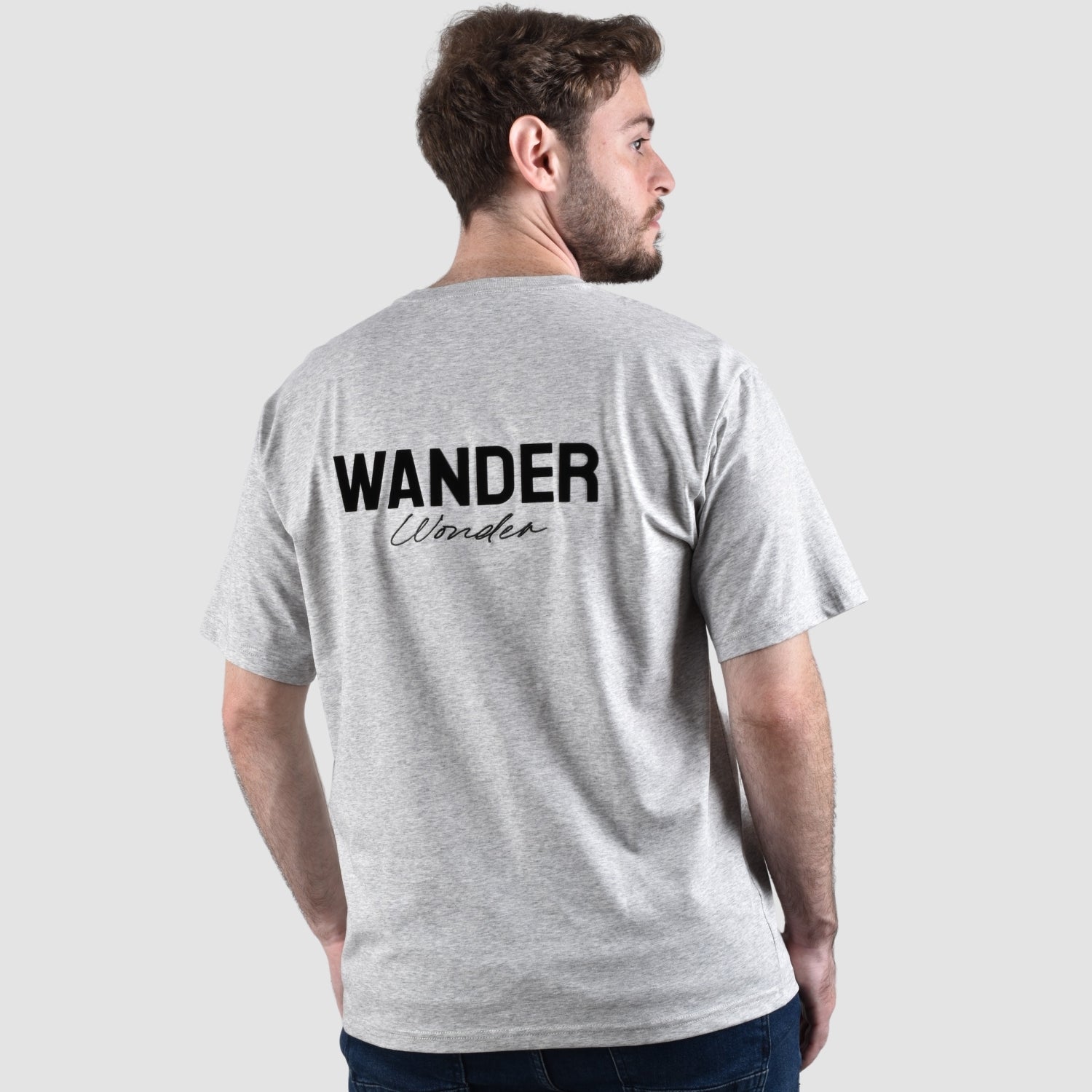 تي شيرت رجالي من مجموعة Wander Wonder Collection بقصة مريحة وقبة دائرية وأكمام قصيرة