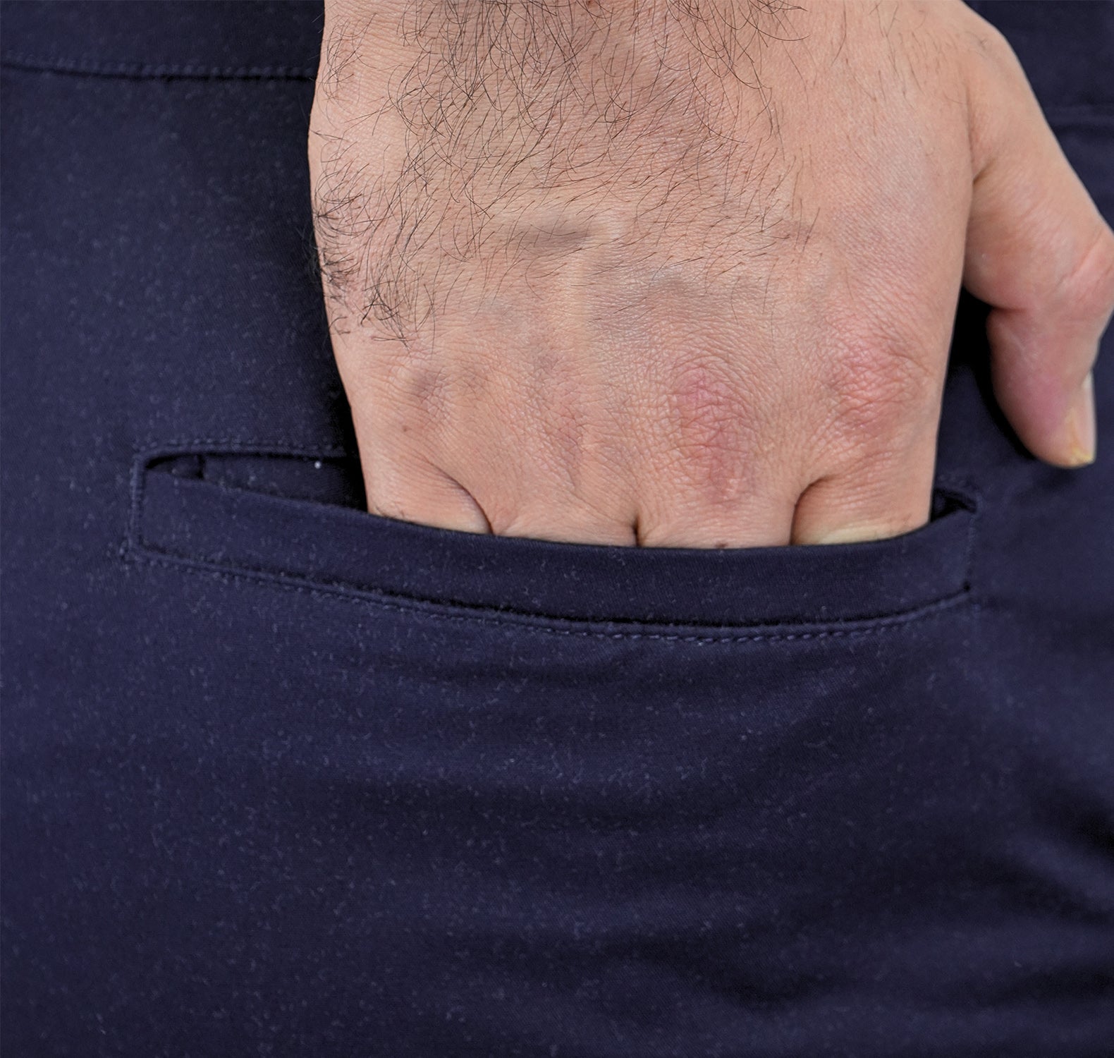 شورت برمودا رجالي ضيق ومنخفض الخصر من القطن والإيلاستين