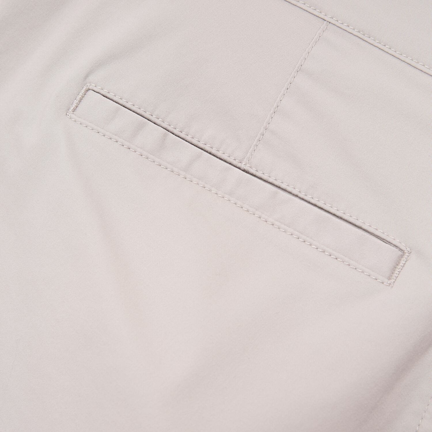 شورت برمودا رجالي بقصّة Slim Fit من قماش التويل