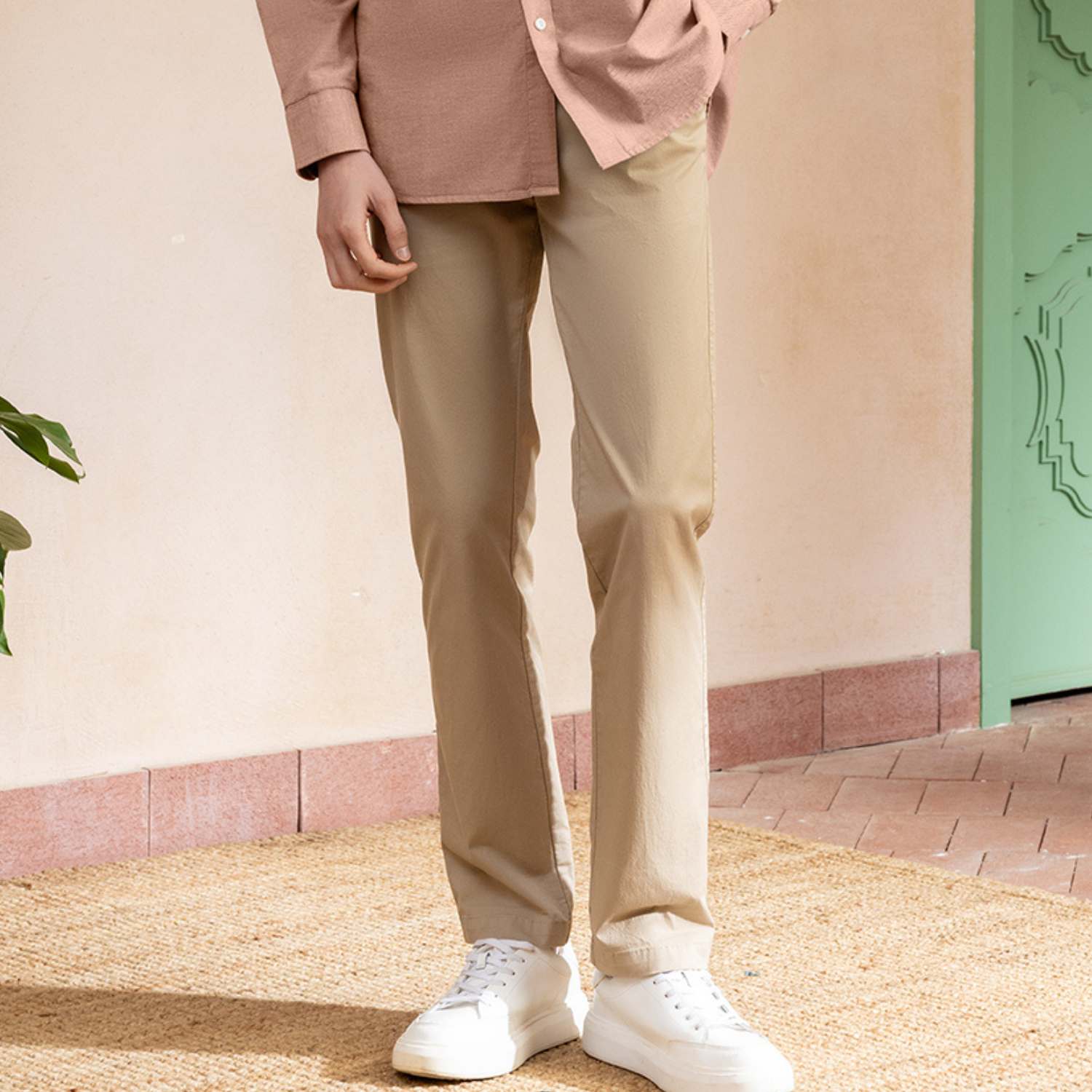 Giordano Men's Slim Tapered Khakis-Brown