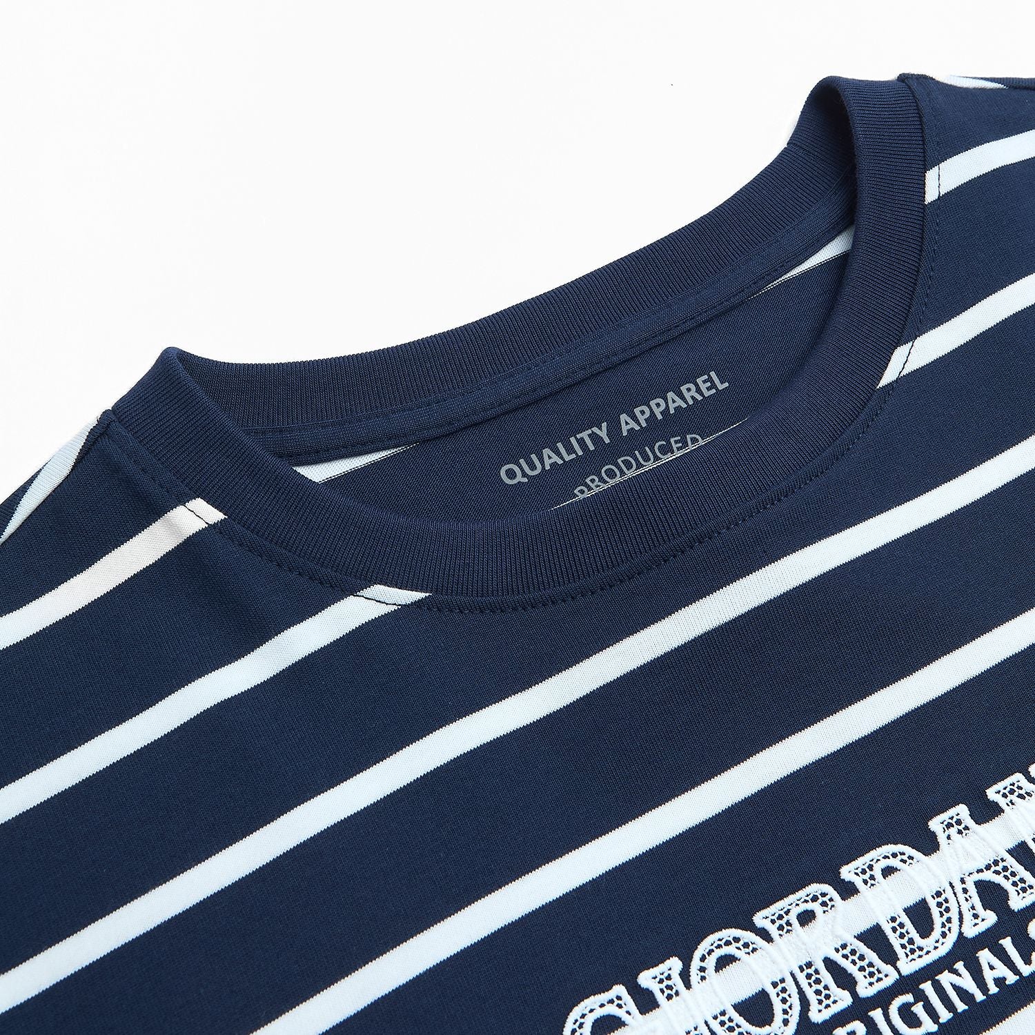 تيشيرت مخطط بقصة بوي فريند مستوحاة من التسعينيات للنساء