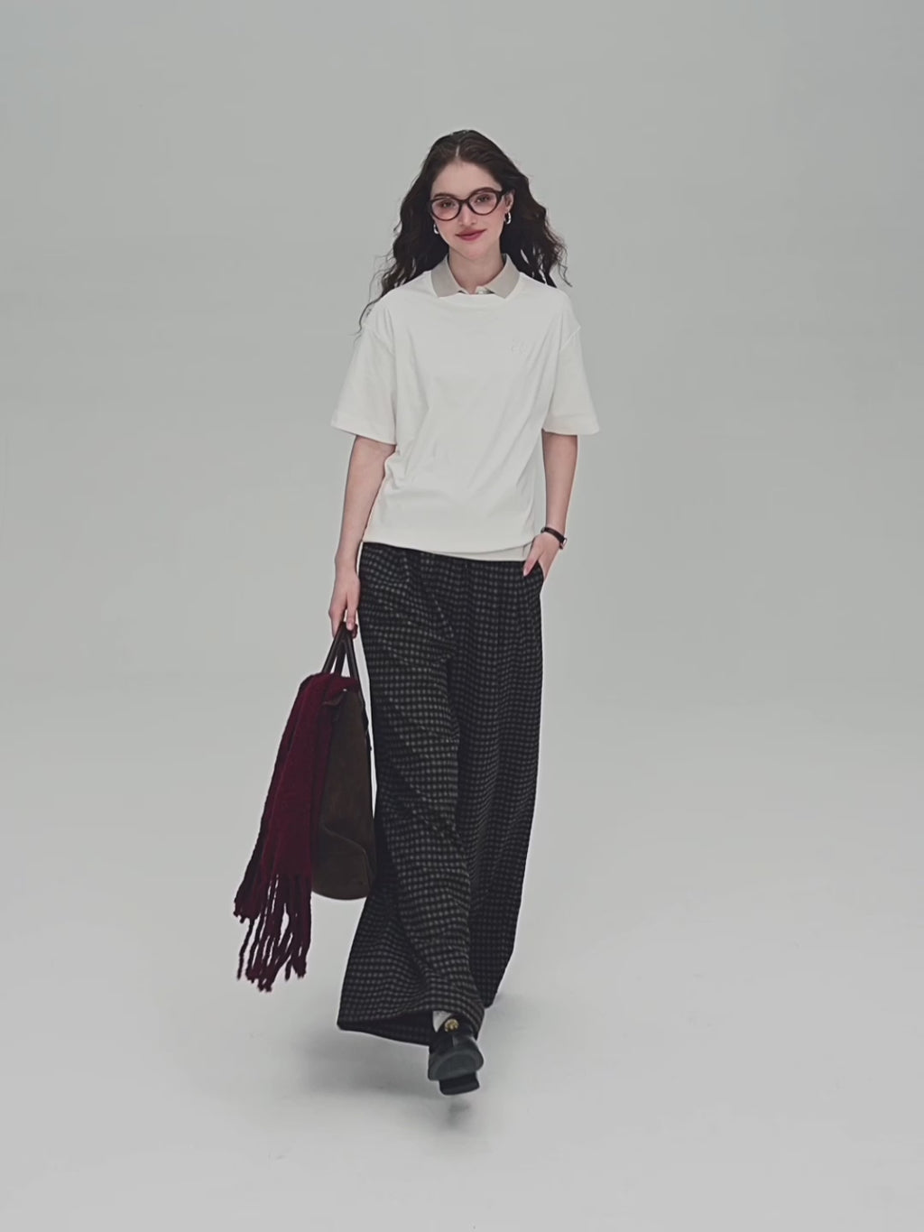 تيشيرت نسائي مطرز من القطن بتقنية اللمس السائل