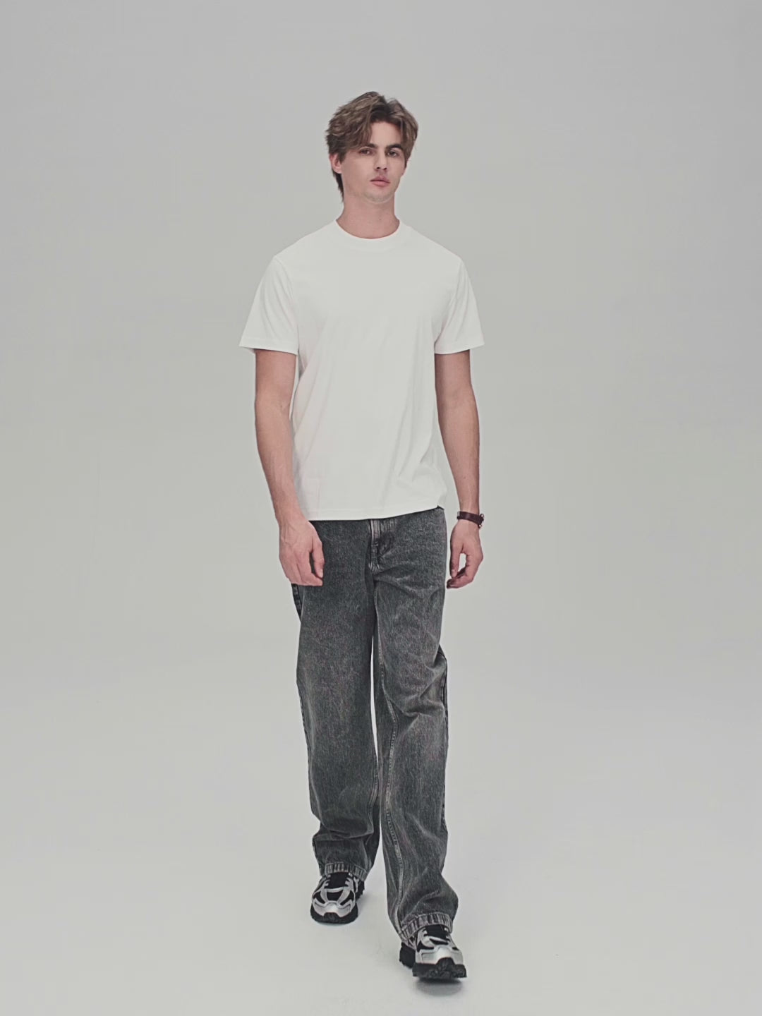 تيشيرت رجالي ضيق بقصة ضيقة من القطن السائل الملمس برقبة دائرية